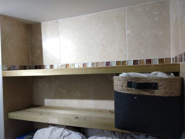 Shelves with hidden supports