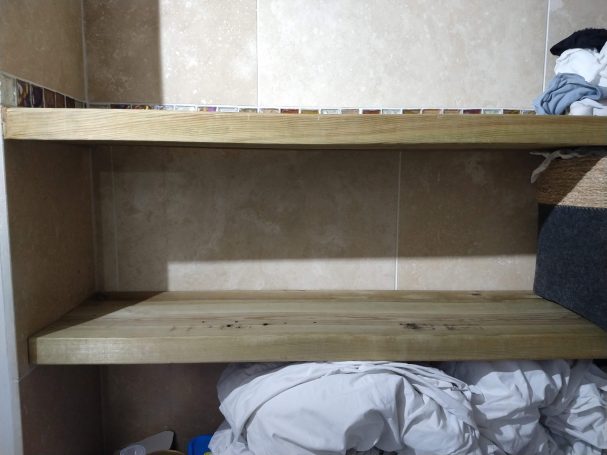 Shelves with hidden supports